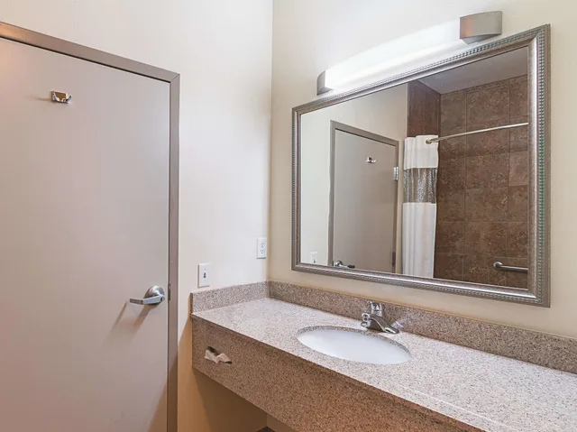غرفة بسرير كينج، La Quinta Inn Suites Glen Rose 2/3