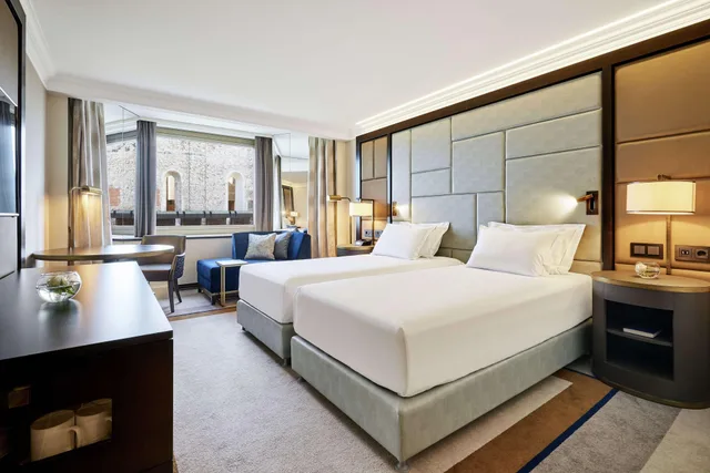 غرفة بسريرين منفصلين بإطلالة على الفناء، Hilton Budapest Hotel 1/3