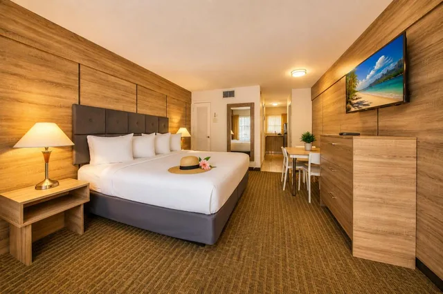 Deluxe, Studio, King Bed, Club Lux Resort By the Beach 3/10