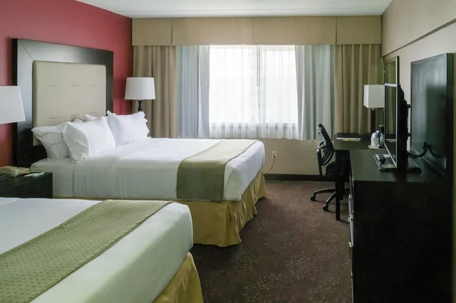 غرفة قياسية بسريرين كوين، Holiday Inn Express Big Rapids, an IHG Hotel 3/4
