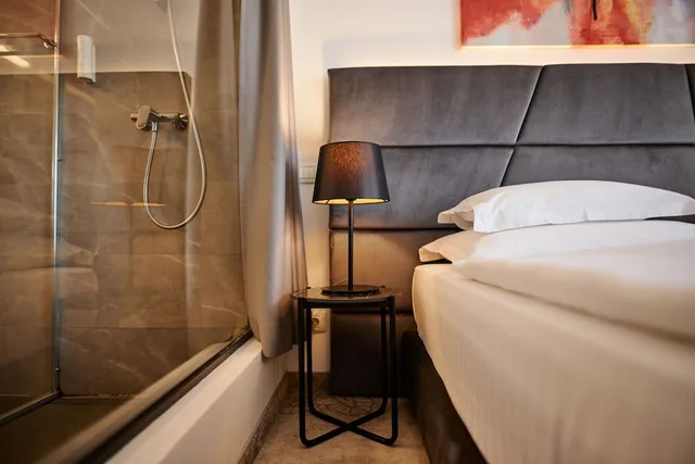 غرفة قياسية بسريرين منفصلين بإطلالة على البحر، Paris Hotel 2/5