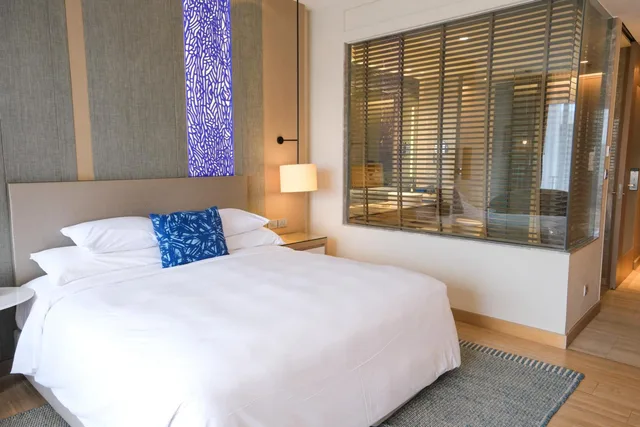 غرفة بإطلالة على البحر بشرفة، Renaissance Pattaya Resort Spa 3/10