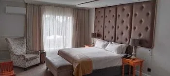 جناح عائلي بإطلالة على النهر بغرفتي نوم، The Riverside Hotel 1/1