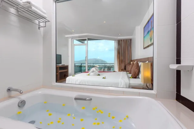 غرفة غراند ديلوكس بسرير مزدوج بإطلالة على البحر، The View Rawada Phuket 4/5