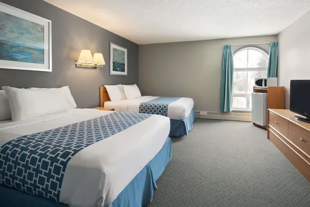 Upgrade, Standard, 2 Queen Beds، Travelodge by Wyndham Edmonton Airport 1/4