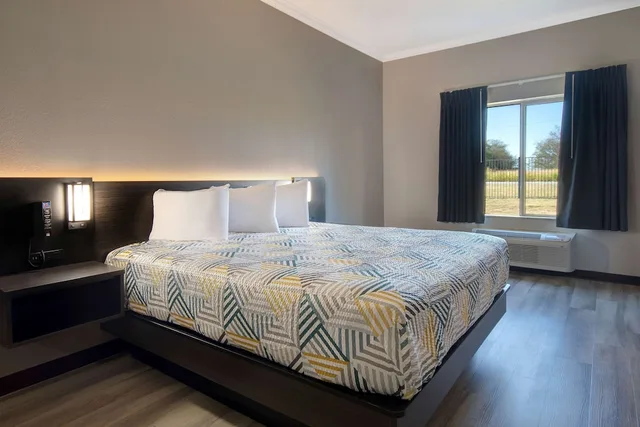 غرفة ديلوكس بسرير كينج، Motel6 Fort Worth, TX – I-35 & I-20 2/7