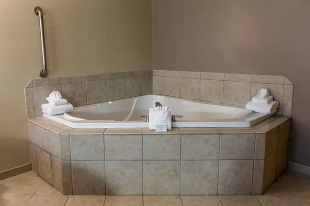 Room, King Bed, Hampton Inn Hadley-Amherst Area 8/10