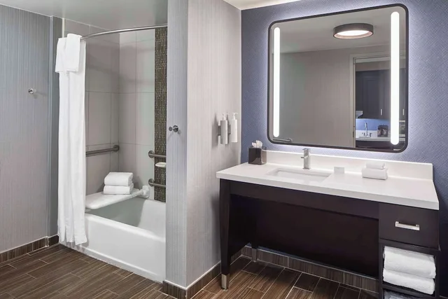 جناح ركني بسرير كينج لذوي الإعاقة، Homewood Suites by Hilton Savannah Historic District/Riverfront 5/6