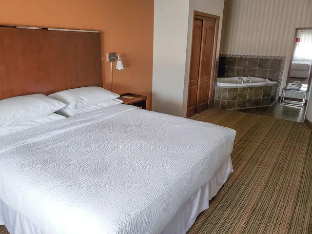 غرفة سوبيريور بسرير كينج بحوض جاكوزي، Four Points By Sheraton Prince George 1/10