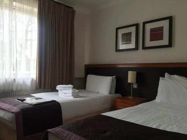 غرفة عائلية بسرير مزدوج وسريرين منفصلين، Brook Mollington Banastre Hotel & Spa 4/6