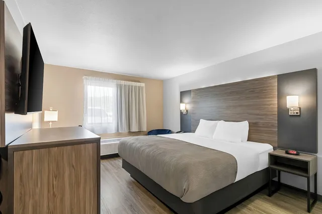 Upgrade, Efficiency, King Bed، Quality Inn New Martinsville, WV 2/7