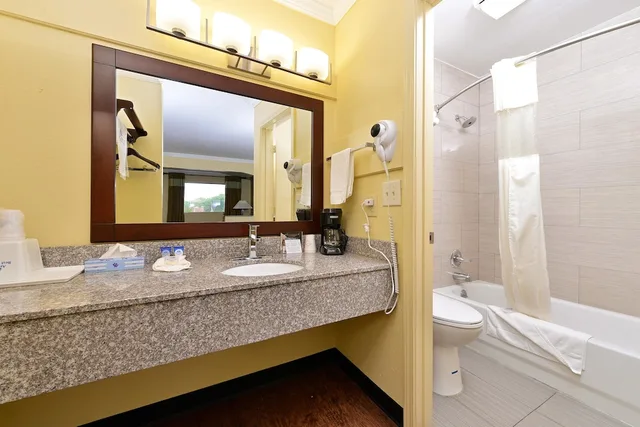 غرفة قياسية بسرير كينج للمدخنين، Americas Best Value Inn Suites Winona 6/7