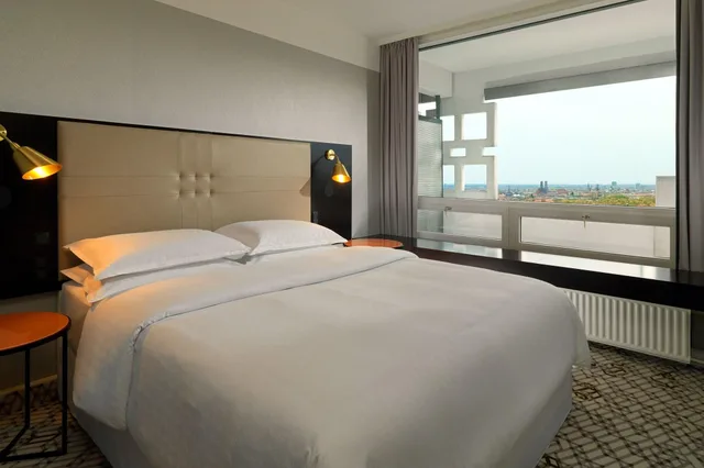 جناح تنفيذي بسرير كينج، Four Points by Sheraton Munich Arabellapark 1/4