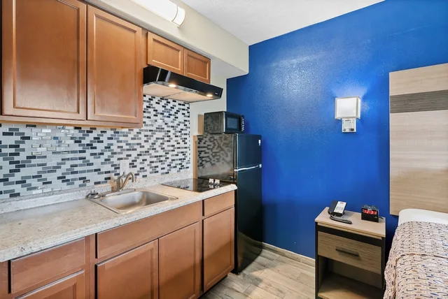 Standard, King Bed, Kitchenette, Accessible, Blue Wave Inn 9/10