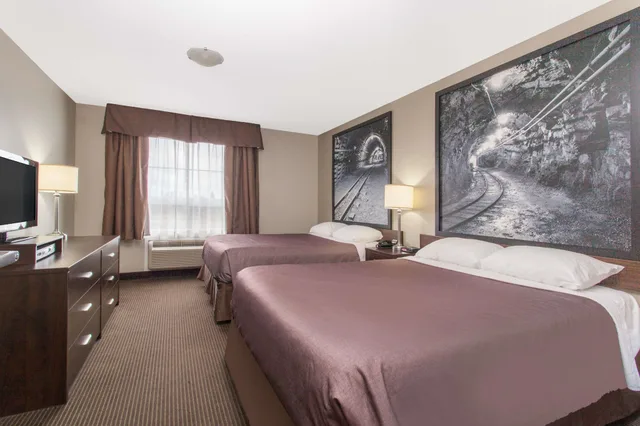 Upgrade, Standard, 2 Queen Beds، Super 8 Red Lake On 1/3