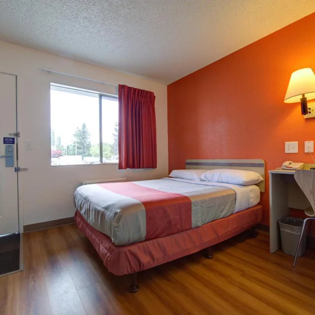 1 Queen Bed Micfridge, Motel6 Seattle, WA - Airport 8/10