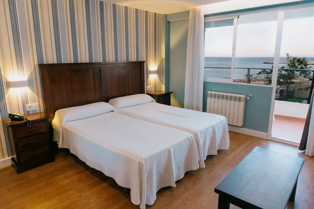 غرفة بسرير كوين بإطلالة على المسبح والبحر، La Barracuda Hotel 3/10