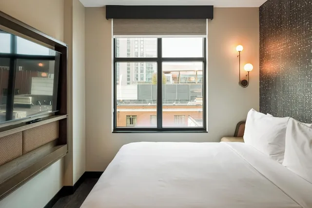 Compact, King Bed, High Floor، Motto by Hilton Nashville Downtown 1/10