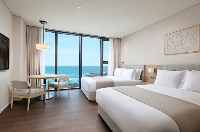 غرفة بريميير عائلية بسريرين مزدوجين بإطلالة على البحر، Shilla Stay Plus Iho Tewoo Ocean Front 1/2