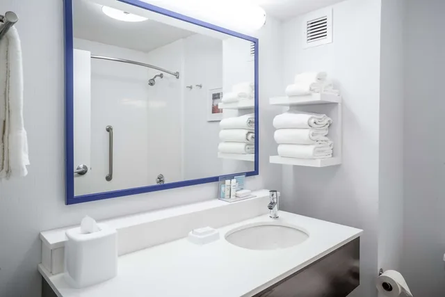 غرفة بسرير كينج مع أريكة، Hampton Inn Madison Huntsville Airport 5/7
