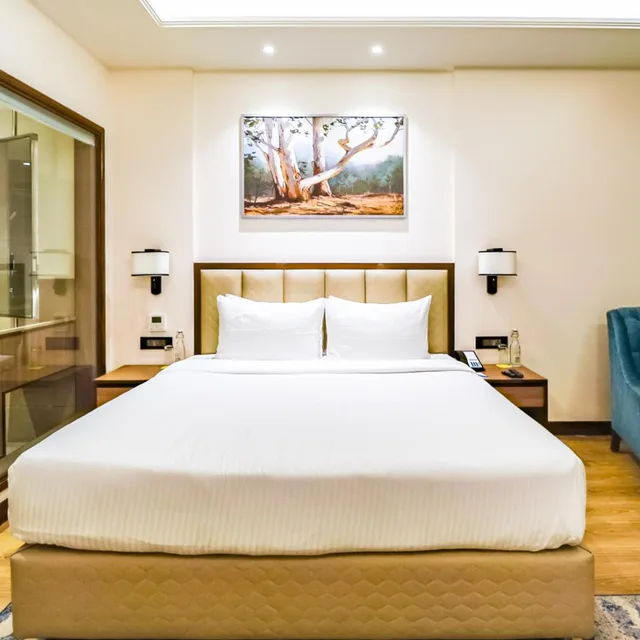 غرفة ديلوكس بسرير كينج، Golden Tulip Jalandhar 2/5
