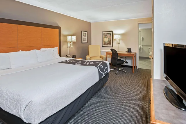 غرفة ديلوكس عائلية بسرير كينج وسريرين مزدوجين، La Quinta Inn by Wyndham San Antonio I-35 N at Toepperwein 1/7