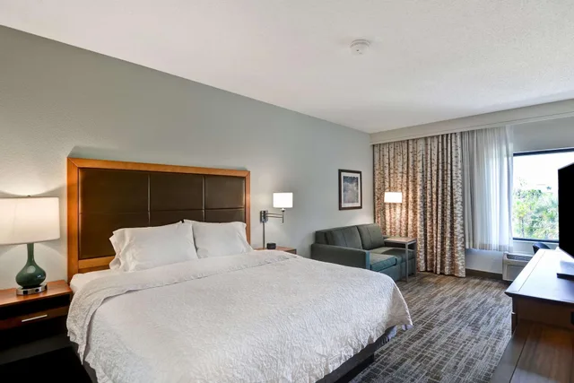 استوديو بسرير كينج مع أريكة، Hampton Inn Palm Beach Gardens 1/4