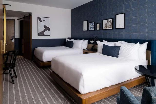 غرفة بسريرين كوين، Cambria Hotel Boston Somerville 1/3