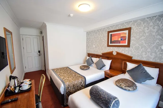 غرفة ثلاثية بسرير مزدوج وسرير فردي، Pembridge Palace Hotel 1/3