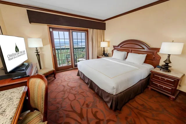 Ambassador, King Bed, Lake Front, Lake View, Balcony، Chateau On the Lake Resort Spa And Convention Centre 1/2