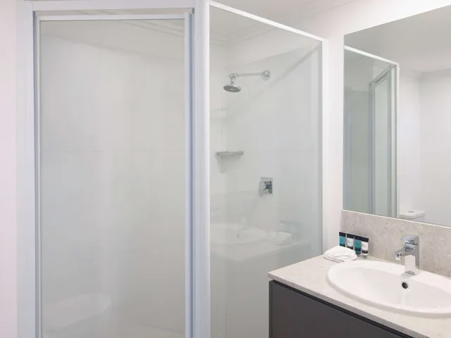 Standard, Triple, 1 King and 1 Single or 3 Single Beds، Mercure Sydney Bankstown 6/16