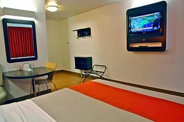 1 Queen Bed - Mobil Access Tub Nsmk Micfridg, Motel6 Marble Falls, TX 6/9