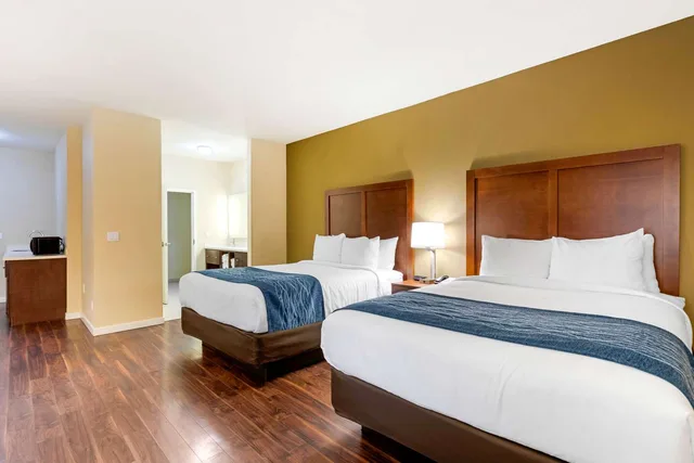 غرفة بسريرين كوين، Comfort Inn & Suites Near Ontario Airport, CA 1/4