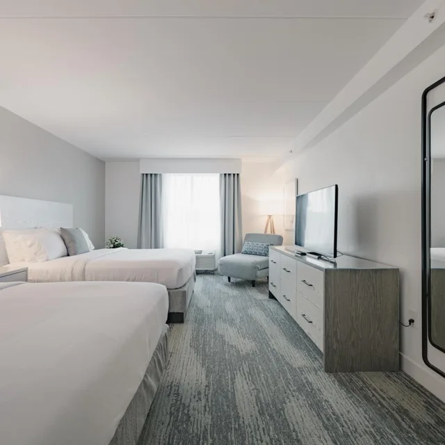 غرفة بسريرين كوين بحوض استحمام لذوي الإعاقة، Hotel Bethany Beach 6/10