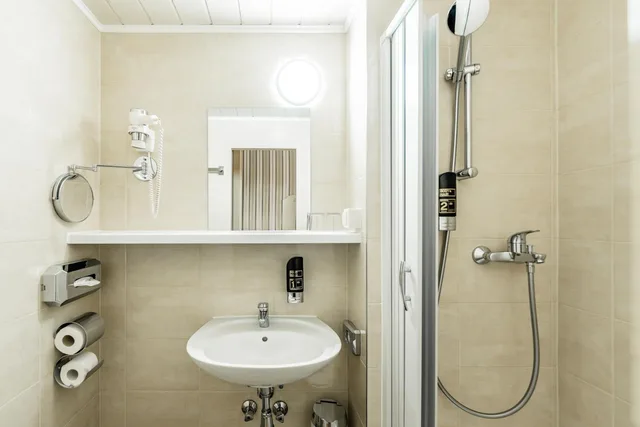 غرفة كومفورت ثلاثية بسرير كوين وسرير فردي، Hotel Pension Baronesse 6/6