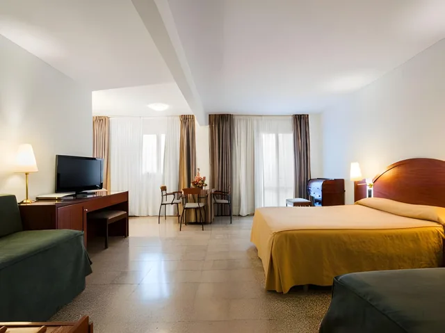 غرفة رباعية، Hotel Gaudi 1/1