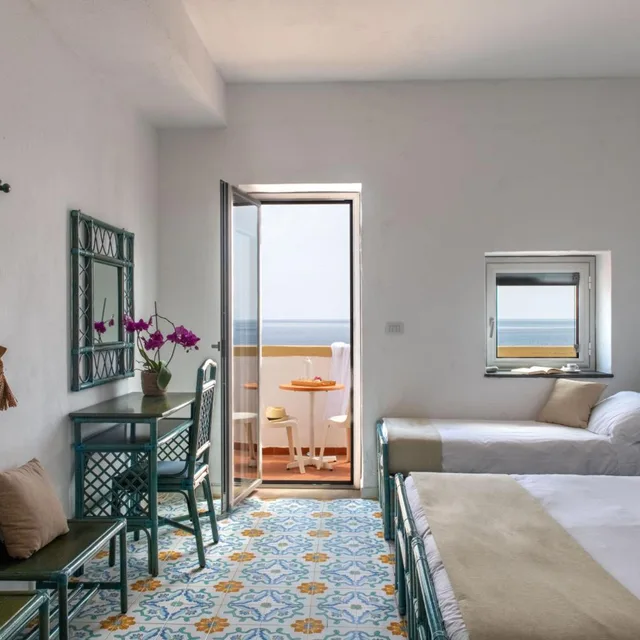 غرفة ثلاثية بإطلالة على البحر، Hotel Phenicusa 1/2