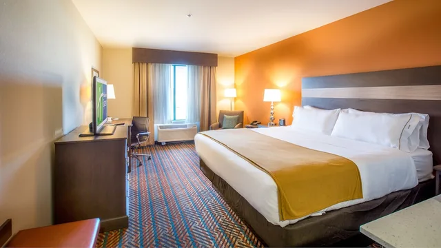 غرفة قياسية بسرير كينج مع أريكة، Holiday Inn Express Wichita South 2/5