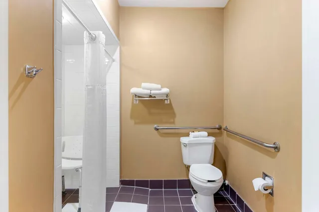 غرفة بسريرين مزدوجين لذوي الإعاقة، Best Western Plus Kingsland 4/5