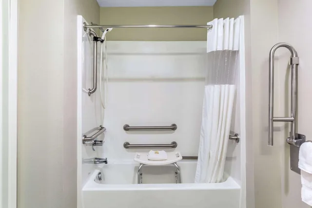 غرفة بسرير كينج بحوض استحمام لذوي الإعاقة، La Quinta Inn And Suites Odessa North Sienna Tower 7/8