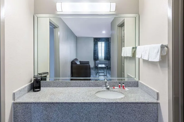 غرفة بسرير كينج لذوي الإعاقة، Days Inn by Wyndham Baytown Garth Road I10 East 5/5