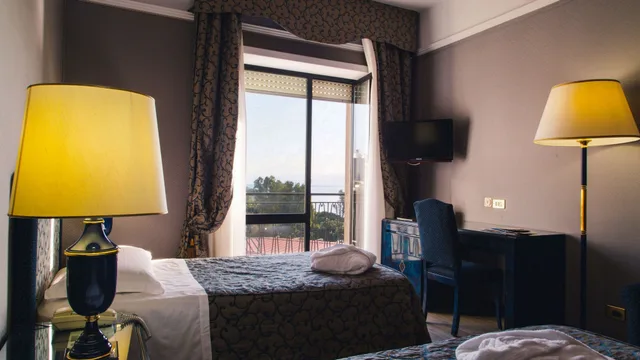غرفة كلاسيكية بسرير مزدوج بإطلالة على البحر، Grand Hotel Excelsior 1/2