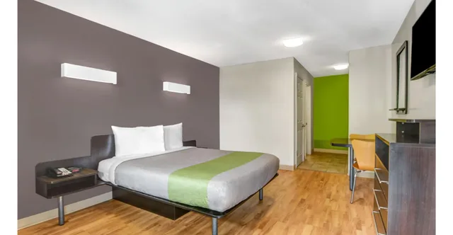 غرفة بسرير كينج لغير المدخنين، Studio6 Extended Stay - Atlanta, GA - Chamblee 1/3