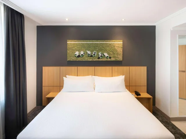 غرفة قياسية بسرير كينج وسرير كوين، Mercure Sydney Bankstown 5/10