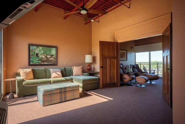 غرفة كومفورت بسرير كينج بإطلالة على النهر مع أريكة، Hotel Broad Ripple 1/1