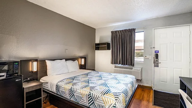 غرفة قياسية بسرير كوين للمدخنين، Motel6 Wethersfield, CT - Hartford 2/9