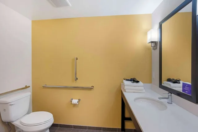غرفة بسريرين كوين لذوي الإعاقة، Sleep Inn North - Central York 2/2