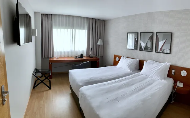 غرفة بسريرين منفصلين بإطلالة على المسبح، Ramada by Wyndham Valencia Almussafes 1/4
