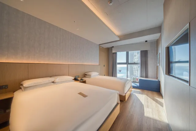 Family, Twin Beds, 1 Queen and 1 Single Bed, Lateral Side Ocean View، L7 HAEUNDAE by LOTTE HOTELS 1/2