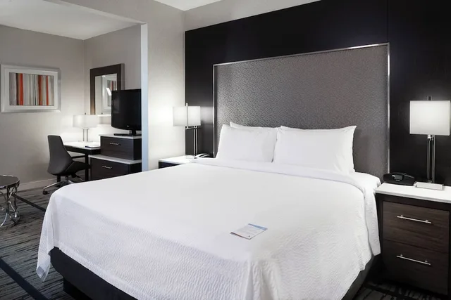 جناح بسرير كينج مع أريكة لذوي الإعاقة، Fairfield Inn Suites Boston Cambridge 1/3